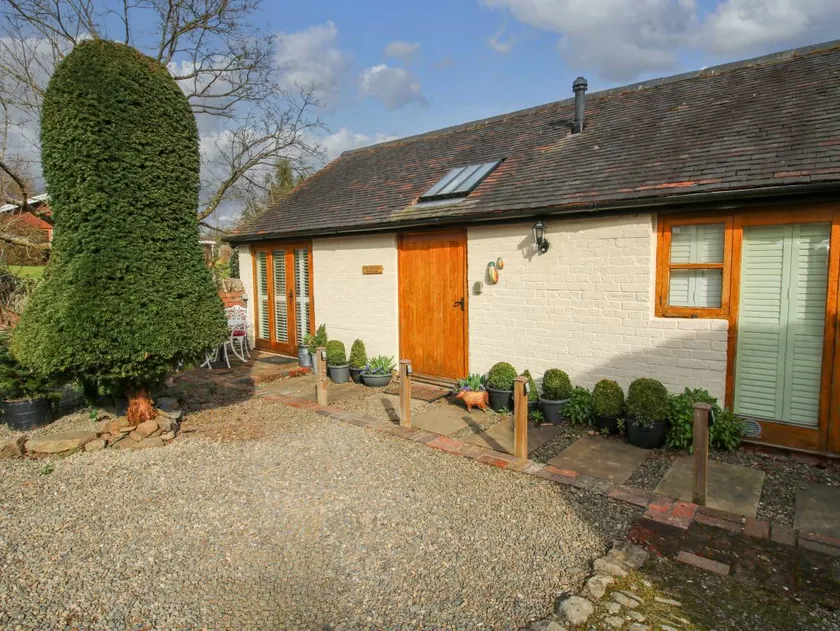 Cottage with garden - Image 1