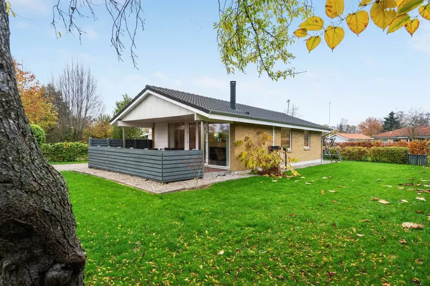 Holiday home with terrace & barbeque - Image 1