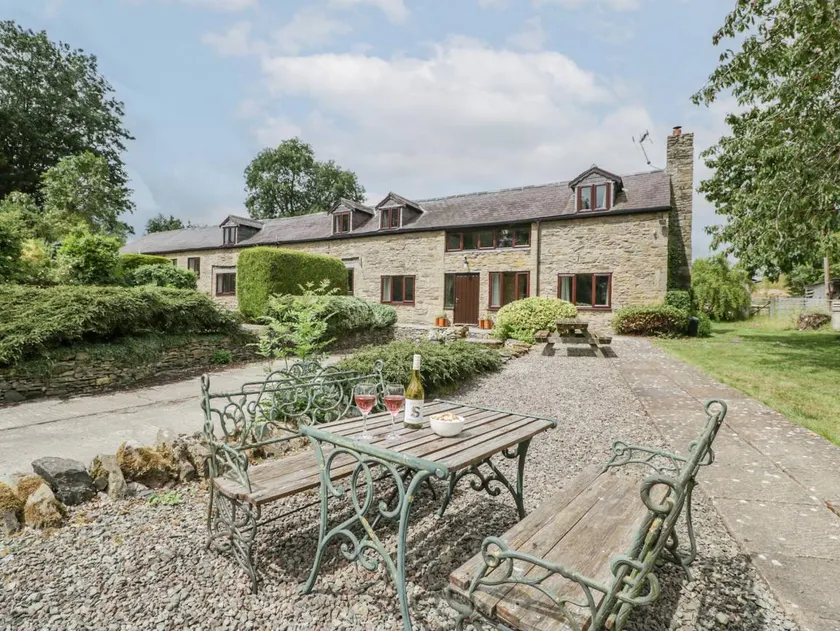 Cottage with garden - Image 1
