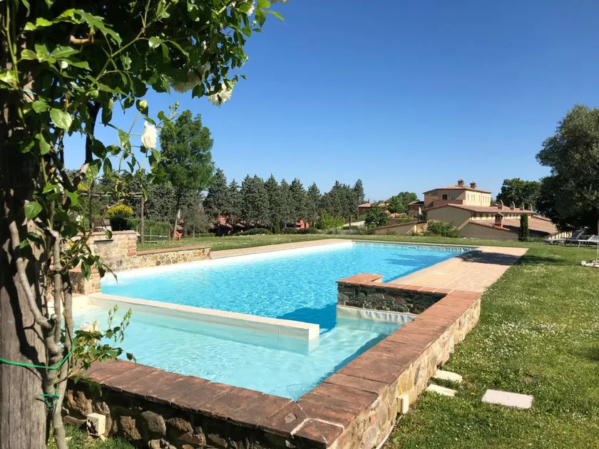 Villa with terrace, garden & pool - Image 1