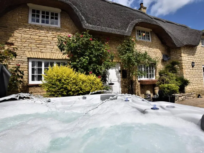 Fully equipped cottage with garden & hot tub | Dogs allowed - Image 1