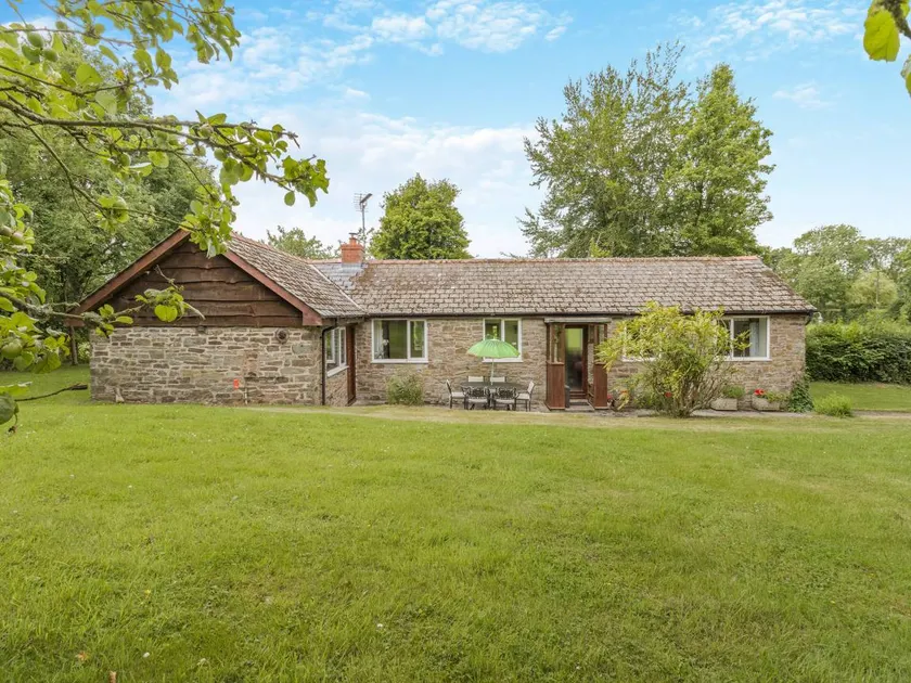 Cottage with garden - Image 1