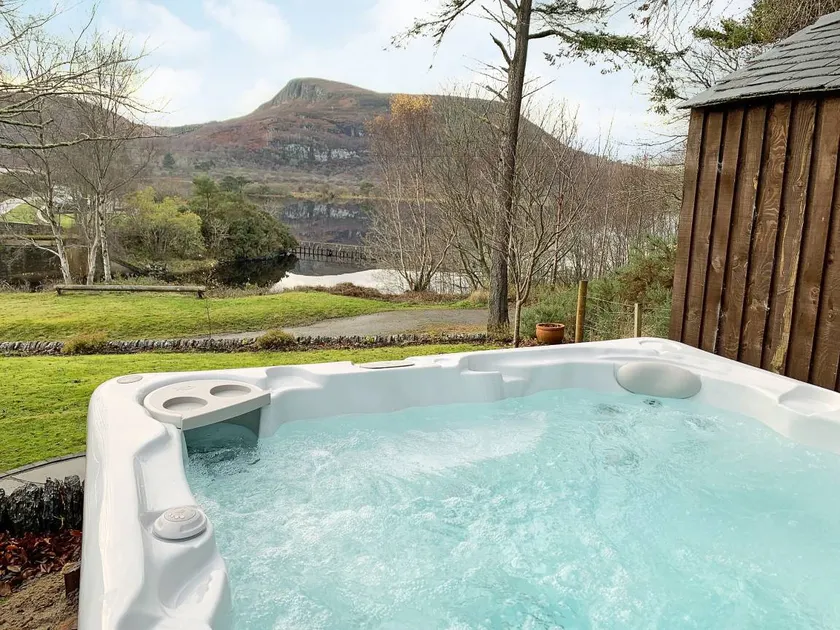 Cottage with terrace, garden & jacuzzi | River view - Image 1