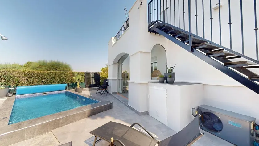 Grande maison conviviale et familiale avec terrasse, jardin et piscine privée - Image 1