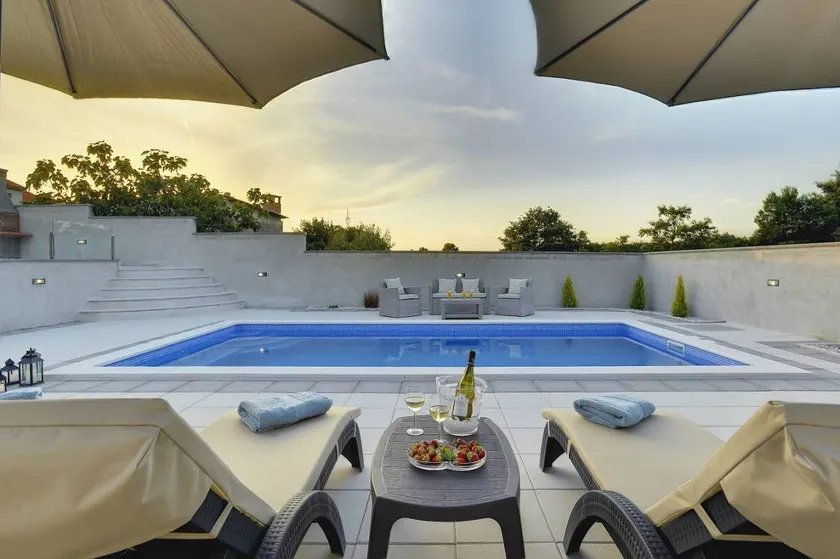 House with private pool, barbeque & terrace - Image 1