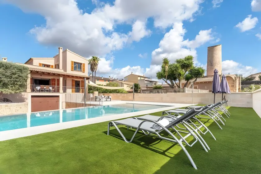Fully equipped ample villa with jacuzzi, terrace & private pool | Garden view | Perfect for remote work - Image 1
