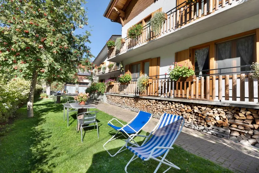 Holiday apartment with garden | Garden view - Image 1