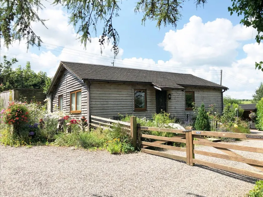 Cottage with garden - Image 1