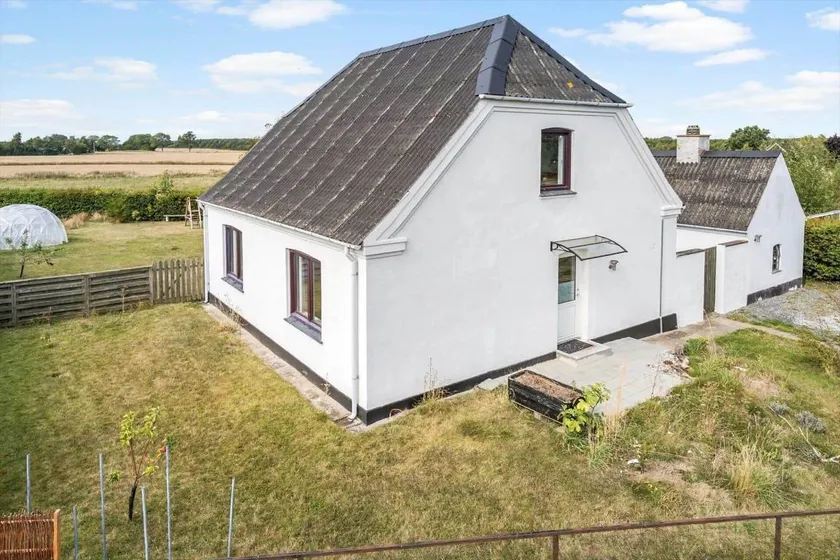 Holiday home with terrace & garden - Image 1