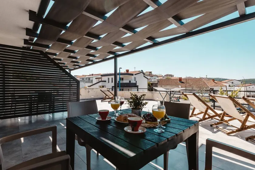 Apartment with terrace - Image 1