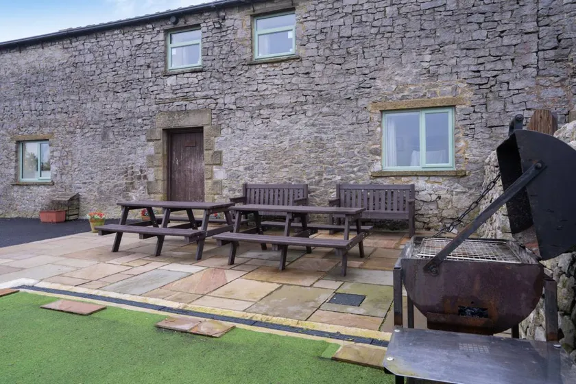 The Holmes Barn - Sleeps 16 - Pet friendly - Image 1