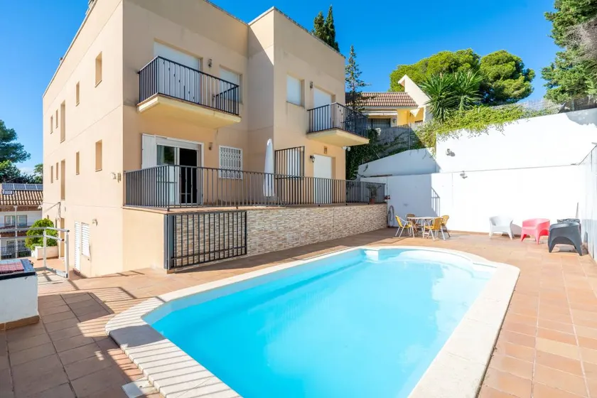 Apartment with garden & pool | Garden view - Image 1