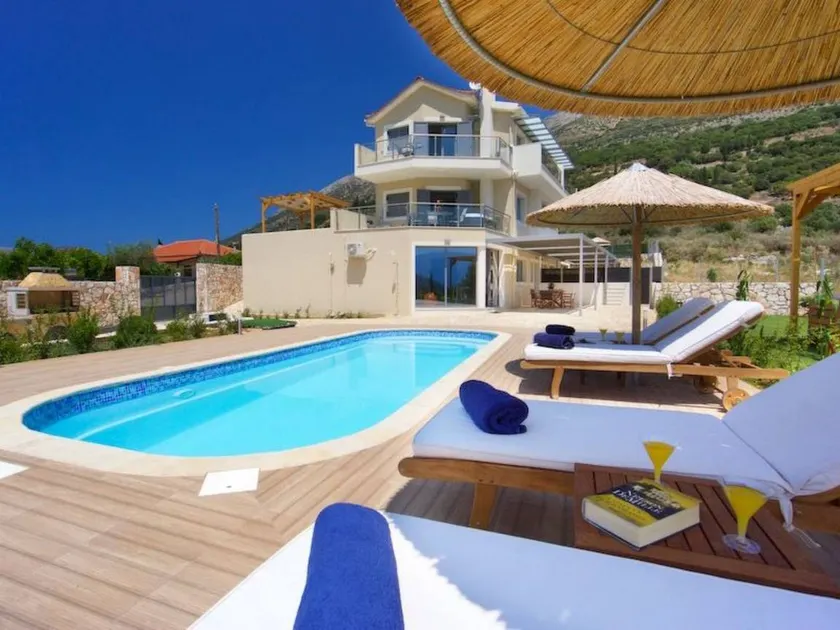 Maison entièrement équipée avec terrasse, piscine privée et jardin | Vue montagne - Image 1