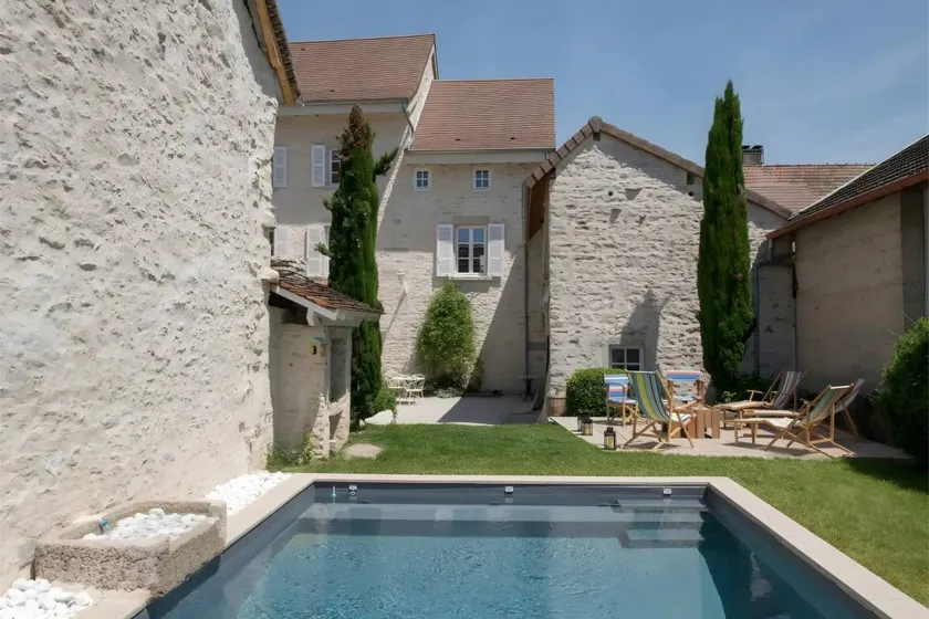 Charmant bed & breakfast convivial et familial avec terrasse, jardin et piscine | Vue montagne - Image 1