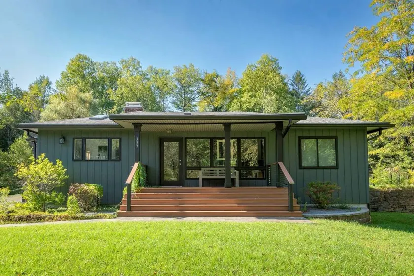 Charming Pet-Friendly Getaway with Deck & Nature Views in East Meredith, New York - Image 1