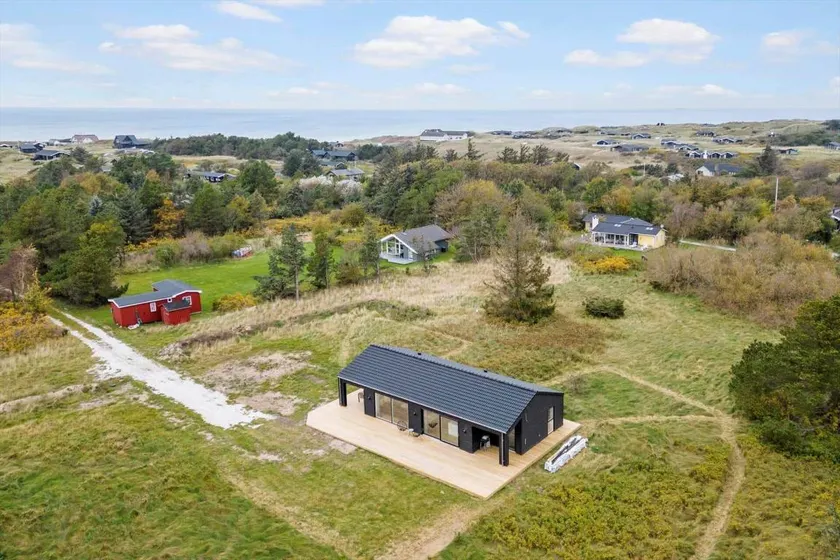 Holiday home with barbeque, jacuzzi & terrace - Image 1