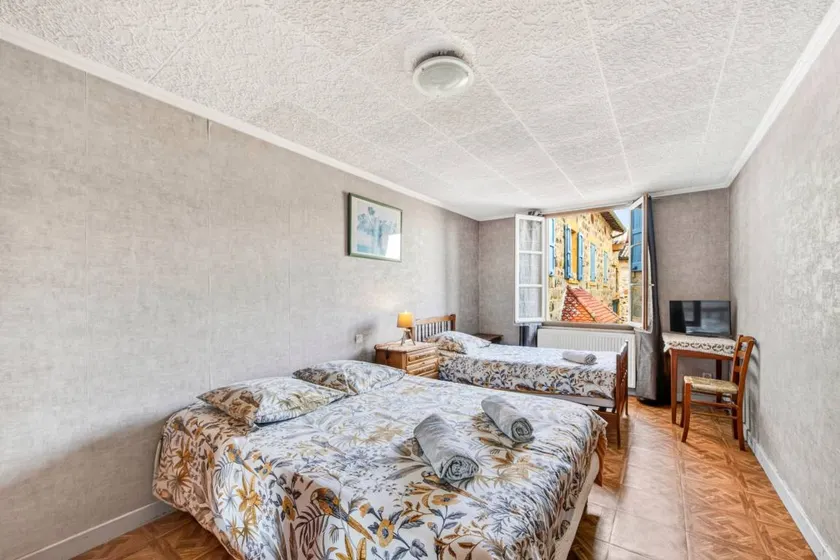 Bed and Breakfast 'Chambre Verte' with Mountain View, Shared Terrace and Wi-Fi - Image 1