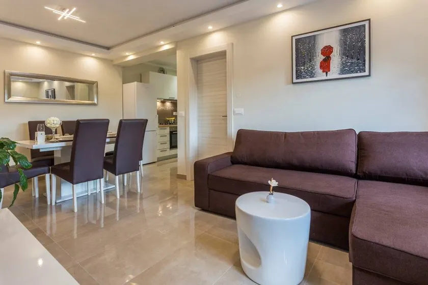 Holiday home with BBQ, terrace & pool - Image 1