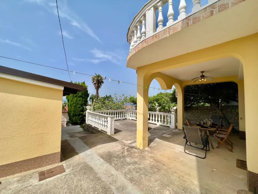 Charming house with terrace - Image 1