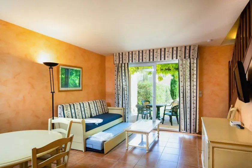 Family-oriented villa with pool, sauna & garden - Image 1