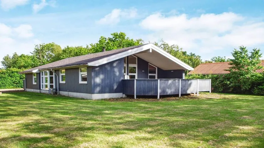 Lovely holiday home with hot tub, sauna & terrace - Image 1