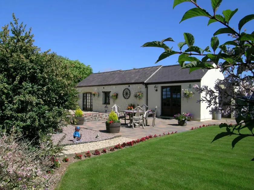 Cottage with terrace, hot tub & garden - Image 1