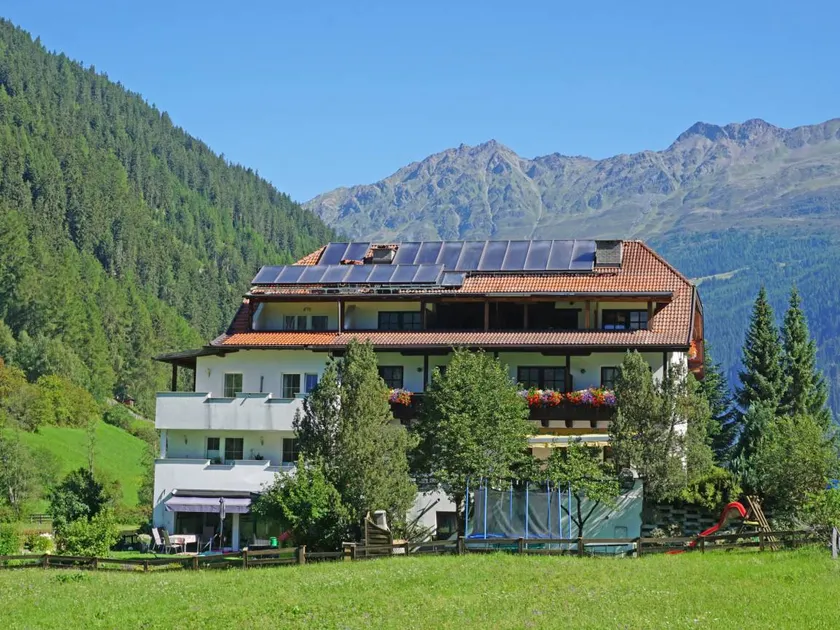 Apartamento vacacional ideal para familias con jardín | Vistas a la montaña | Se admiten mascotas - Image 1