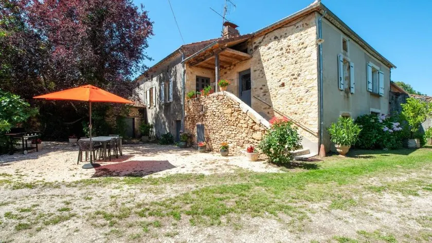 Holiday home with pool & garden - Image 1