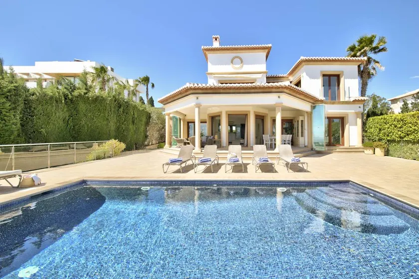 Villa with terrace, BBQ & private pool | Sea view - Image 1
