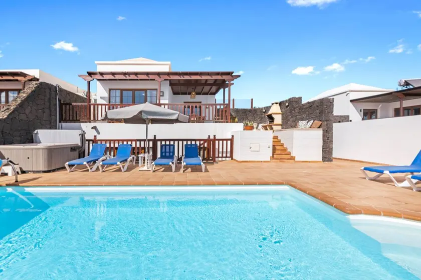 Fully equipped pleasant villa with barbecue, terrace & hot tub | Sea view - Image 1