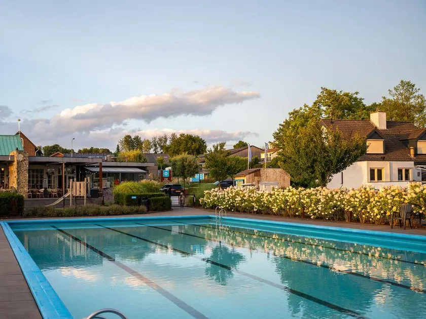 Bungalow with terrace & heated pool - Image 1