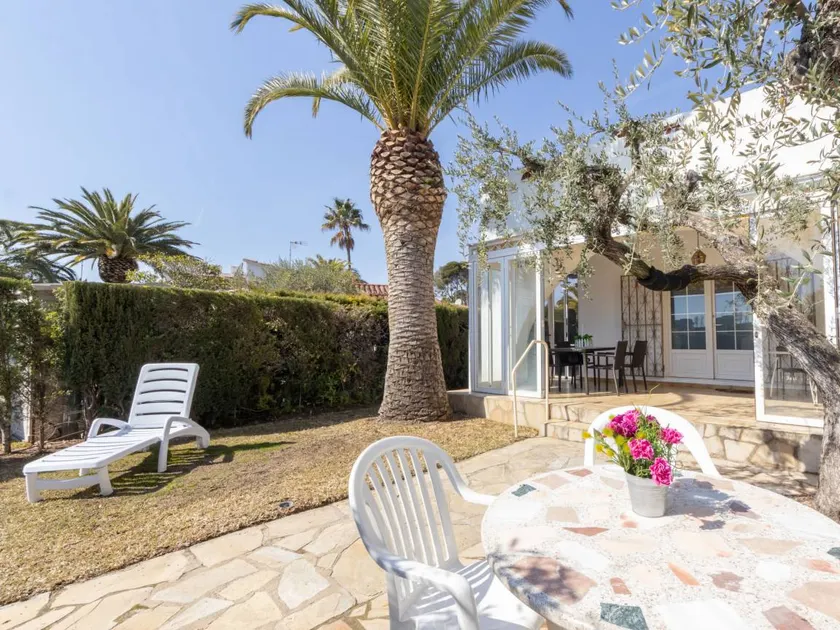 Holiday home with sauna, garden & BBQ - Image 1