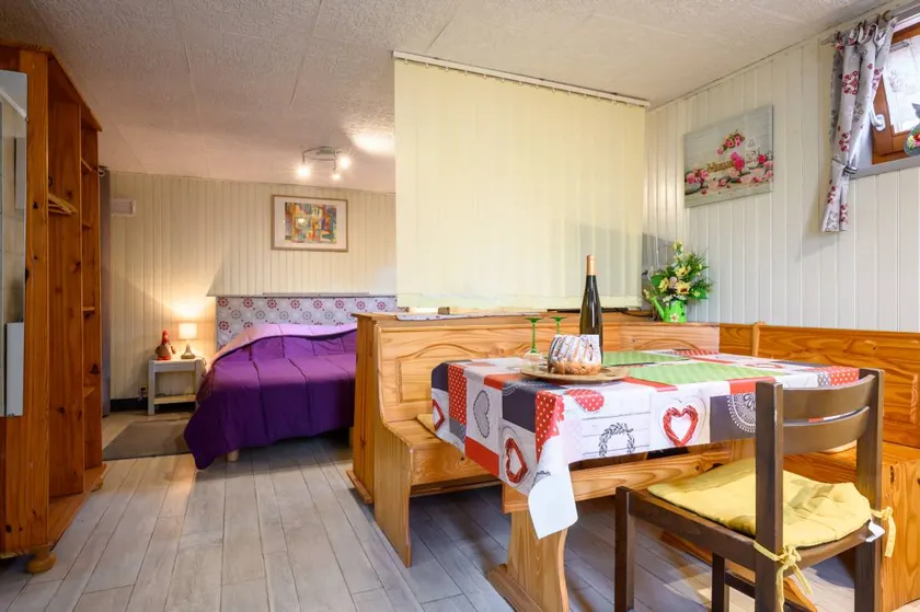 Guest Room 'La Châtelaine - Pinot Noir' with Mountain View, Shared Terrace & Wi-Fi - Image 1