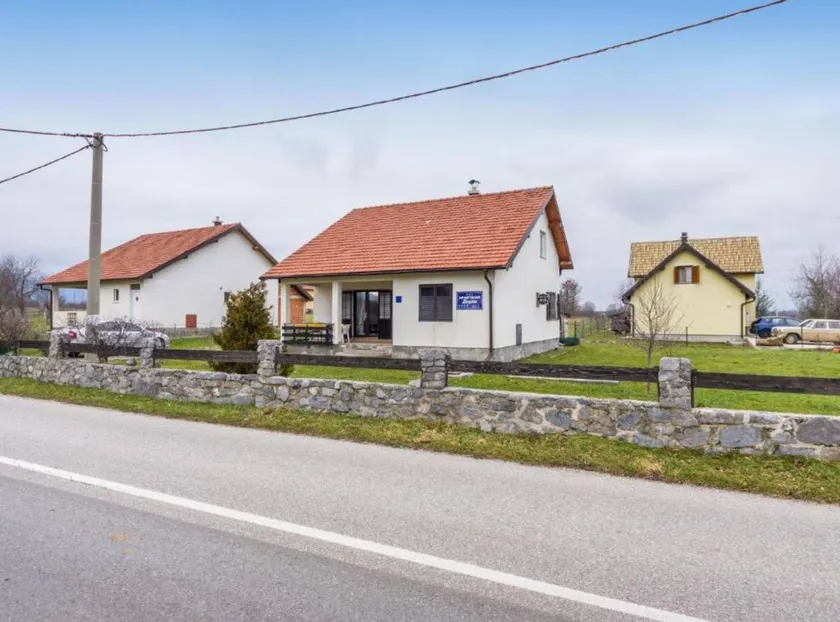 Holiday Home Green Oasis Lika Three Bedroom Apartment (A6) - Image 1
