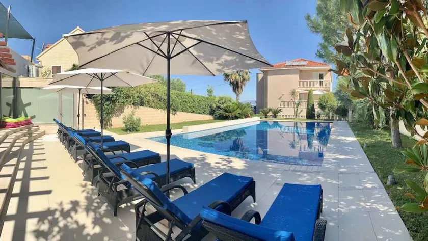Flat with garden, barbeque & pool - Image 1