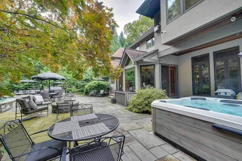 Hot Tub, Gym, Game Room! Luxe Estate in Longmeadow - Image 1