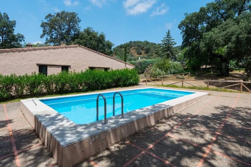 Holiday home with garden, barbecue & pool | Mountain view - Image 1