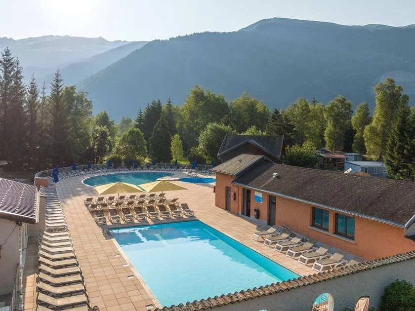 Chalet with heated pool & terrace - Image 1