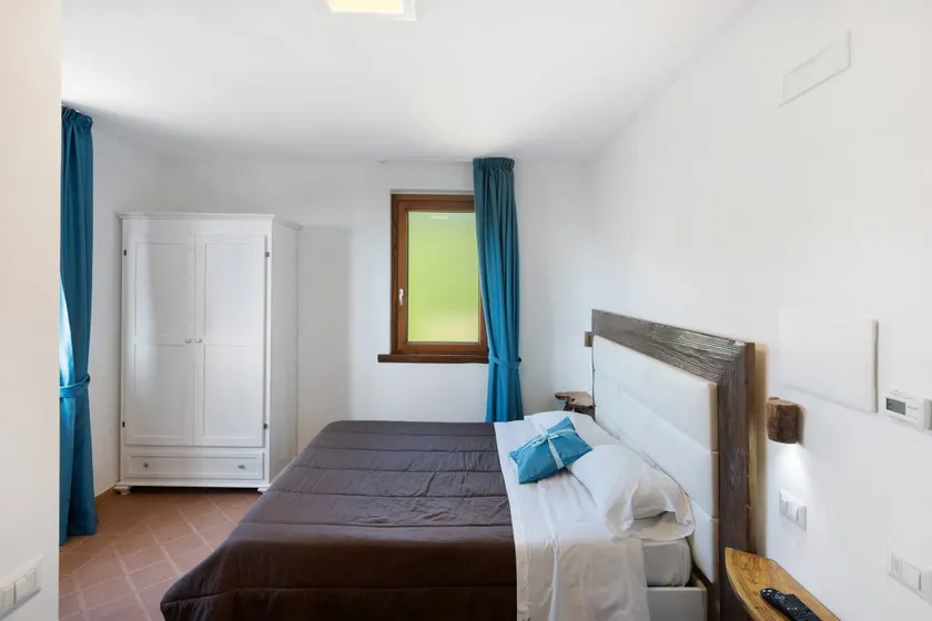 Dedicated room with terrace & garden | Beach view - Image 1