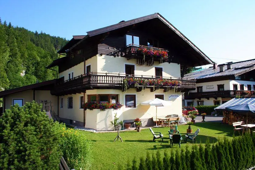 Holiday apartment with garden, barbeque & terrace - Image 1