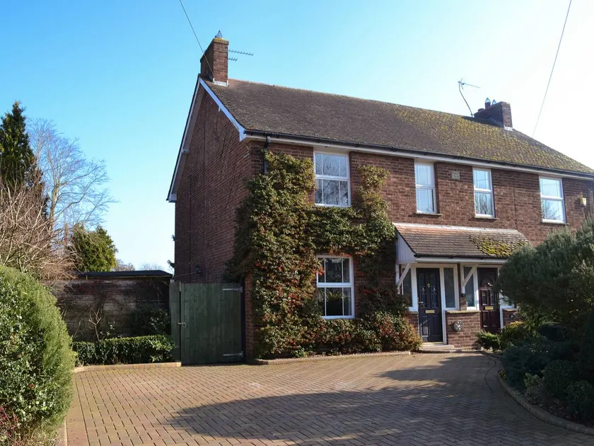 Cottage with garden & barbecue - Image 1