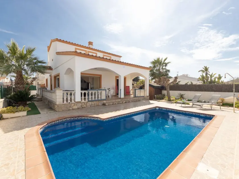 Holiday home with private pool, garden & terrace - Image 1