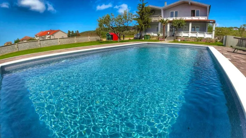 Ferienhaus mit Terrasse, privatem Pool und Garten - Image 1