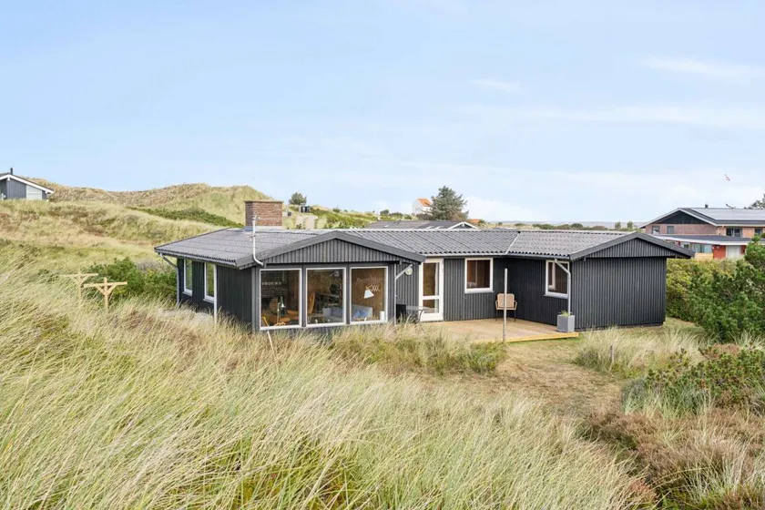 Holiday home with garden & BBQ - Image 1