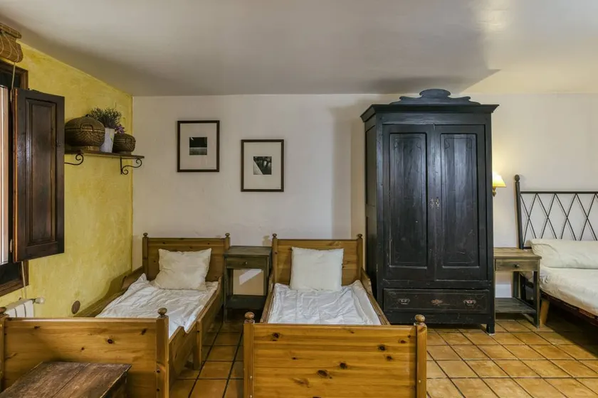 Chambre privée avec internet haut débit, piscine et terrasse | Vue jardin - Image 1