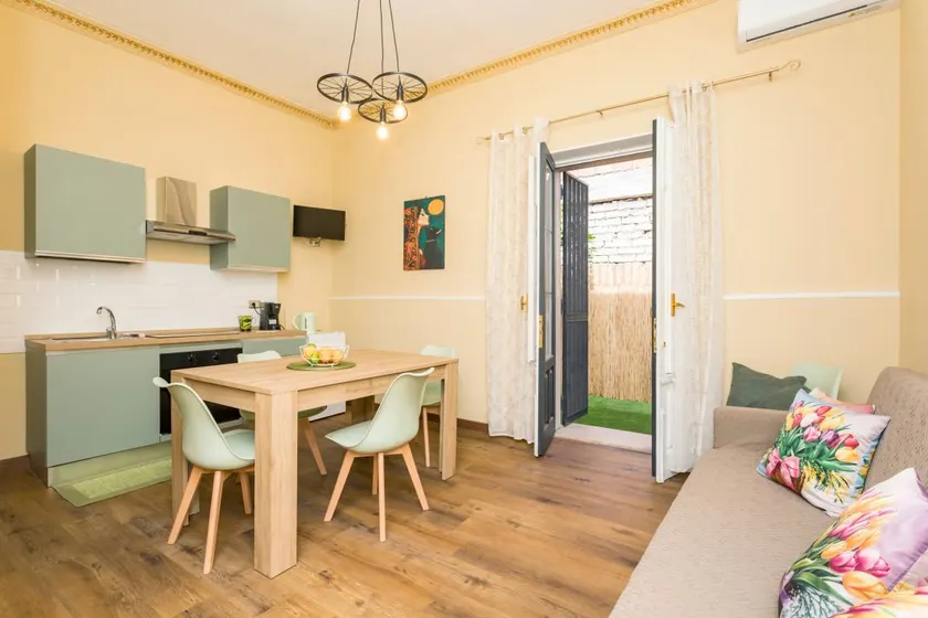 Wonderful holiday apartment with garden & terrace | Garden view - Image 1