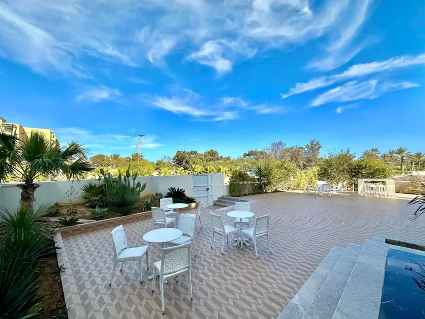 Apartment with garden - Image 1