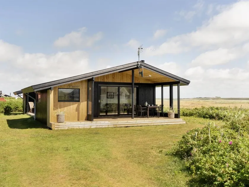 House | Lake view - Image 1