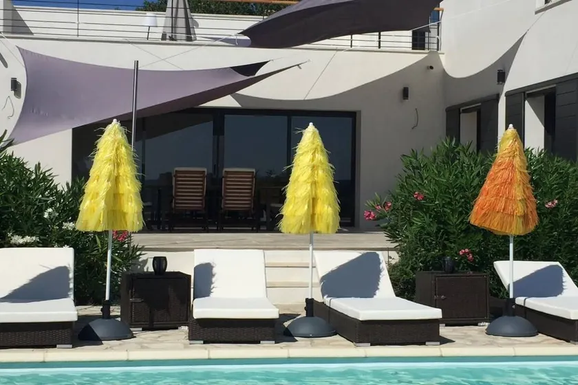 House with barbecue, pool & garden - Image 1