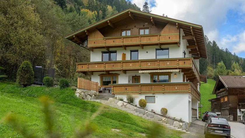 Apartment with terrace - Image 1